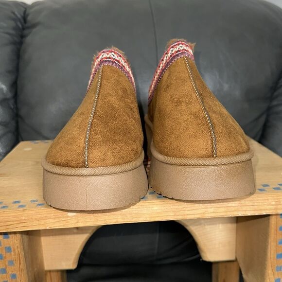 YOKI 8 OWEN-12 Camel Brown Burgundy Red Ivory Embroidered Brown Sherpa Lined - Picture 3 of 13